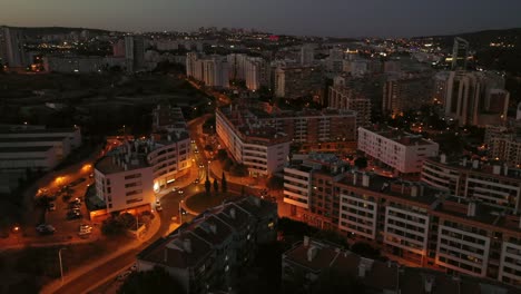 Luftaufnahme-Von-Autos-Im-Kreisverkehr-In-Der-Stadt-Lissabon,-Blaue-Und-Orange-Farben