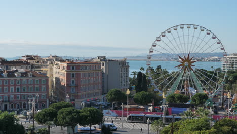 Tranvía-Junto-A-La-Rueda-De-La-Fortuna-En-Niza,-La-Riviera-Francesa