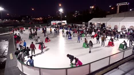 Pista-De-Patinaje-Sobre-Hielo,-Patine-La-Pista-En-Atlanta,-Georgia-En-Atlantic-Station