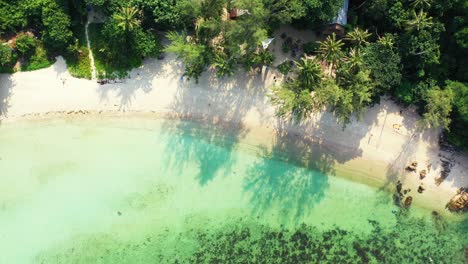 Wunderschöner-Exotischer-Strand-Mit-Weißem-Sand,-Umspült-Von-Ruhigem,-Klarem-Wasser-Der-Türkisfarbenen-Lagune-Auf-Einer-Tropischen-Insel-Mit-Palmen-In-Thailand
