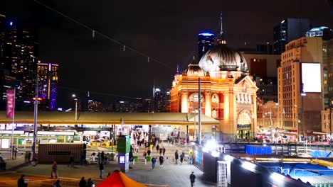 Fed-Square-Und-Flinder-Station,-Nächtlicher-Zeitraffer