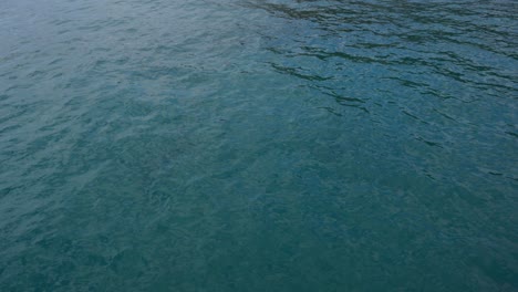 Wasserstruktur-Der-Türkisfarbenen-Meeresoberfläche-Mit-Lebendigem-Muster,-Kopierraum
