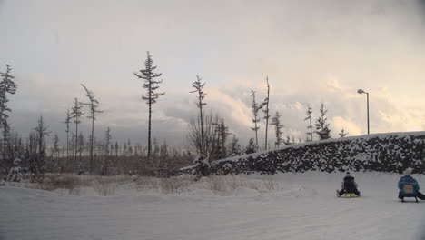 People-and-sleds-pass-on-trail-in-morning-snowfall-at-Hrebienok