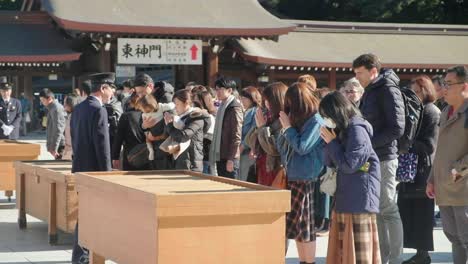 Gente-Rezando-En-El-Santuario-Meiji-Jingu-En-Shibuya,-Tokio,-Japón