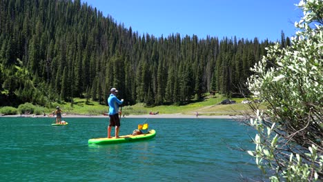 Paddle-Boarders-En-El-Lago-Esmeralda-En-Creasted-Butte,-Colorado
