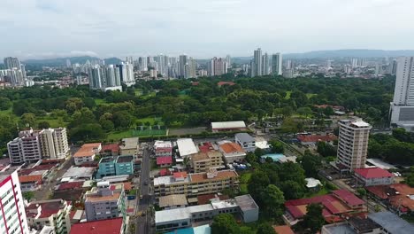 Luftaufnahmen-Von-Drohnen-Kontrastieren-Zwischen-Dem-Wohngebiet-Und-Den-Modernen-Gebäuden-Hinter-Dem-Park-In-Panama-Stadt-Mit-Kameraschwenk