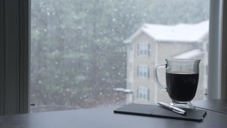 Diario-Bolígrafo-Y-Café-Nevando-Fuera-De-La-Ventana-Apartamentos-Woodstock-Georgia-Cámara-Lenta