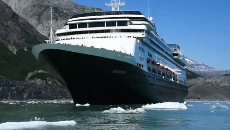 Glacier-Bay,-Alaska,-USA,-16.-Juli-2016:-Kreuzfahrtschiff-Vor-Dem-Margerie-Gletscher,-Szenisches-Kreuzen-An-Einem-Sonnigen-Tag