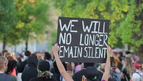 Cartel-Sostenido-En-Alto-En-La-Manifestación-Pública-De-Black-Lives-Matter