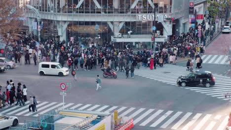 Menschen-überqueren-Den-Belebten-Shibuya-Kreuzung-In-Tokio,-Japan