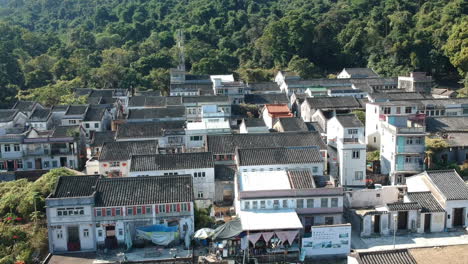 Vista-Aérea-Amplia-Plataforma-Rodante-En-La-Aldea-Amurallada-De-Lai-Chi-Wo,-Hong-Kong