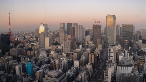 Zeitraffer-Des-Sonnenaufgangs-In-Tokio,-Japan,-Sonne-Trifft-Auf-Wolkenkratzer-Und-Tokio-Tower
