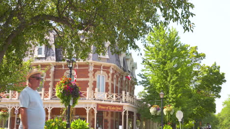 People-walking-past-the-Prince-of-Wales-Hotel-in-Niagara-on-the-Lake,-Ontario