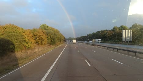 LKW-Windschutzscheibenansicht-Des-Verkehrs,-Der-Auf-Der-Autobahn-M20-In-Kent-Auf-Einen-Regenbogen-Zufährt