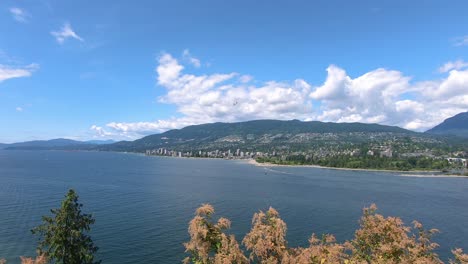 Panoramablick-Von-Oben-Auf-Die-Küste-Der-Stadt-Seattle-Und-Wunderschönen-Blauen-Himmel-Mit-Wolken