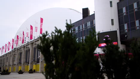 Arena-Del-Globo-De-Estocolmo-Desde-Lejos,-Tobogán-Bajo-Con-Efecto-De-Bengala-Solar