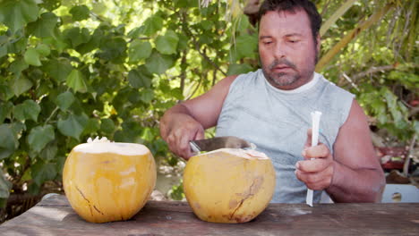 Cámara-Lenta-De-4-K-Del-Hombre-Costarricense-Nativo-Preparando-Agua-De-Coco-En-Tambor