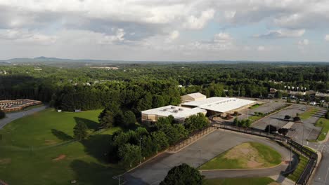 Escuela-Nocturna-Polaris-Woodstock-Georgia-Towne-Lago-Parkway-Drone-Aéreo-Descendiendo