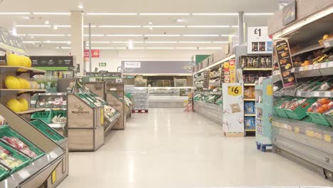 Eingeschränkter-Supermarkt-Corona-Virus-Panikkauf,-Käufer,-Leere-Regale-Im-Lebensmittelgeschäft