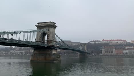 Schwenken-Auf-Einer-Nahaufnahme-Der-Kettenbrücke-An-Einem-Regnerischen-Tag-In-Budapest