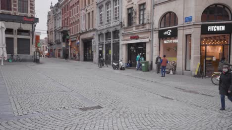 Deliveroo-food-couriers-waiting-for-new-orders-in-Leuven,-Belgium