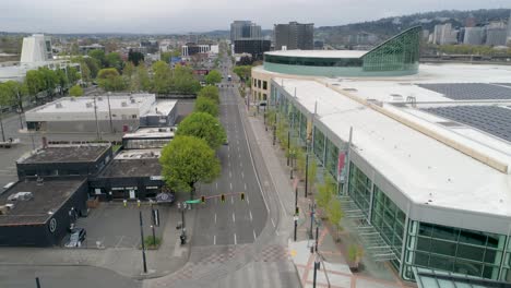 Historische-Luftaufnahmen-Des-Kongresszentrums-Von-Oregon-Mit-Leeren-Straßen-Aufgrund-Der-Covid-19-Pandemie
