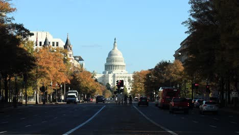 Berühmtes-Kapitol-Der-Vereinigten-Staaten-Und-Autoverkehr-Auf-Der-Pennsylvania-Avenue