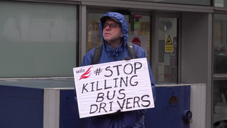 Un-Hombre-Sostiene-Un-Cartel-Que-Dice:-&quot;dejen-De-Matar-A-Los-Conductores-De-Autobuses&quot;-En-El-Minuto-De-Silencio-Del-Día-Conmemorativo-De-Los-Trabajadores-Por-Las-Muertes-En-El-Sector-Sanitario-Celebradas-Fuera-Del-Hospital-Royal-London-Durante-El-Brote-De-Coronavirus.