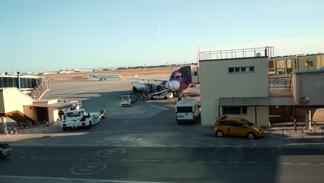 Trabajadores-Del-Aeropuerto-Cargando-Equipajes-En-El-Avión-En-El-Aeropuerto-De-Valencia,-España---Lapso-De-Tiempo