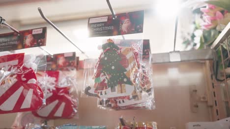 Einzelhandelsgeschäft-Mit-Niedlichen-Weihnachtsartikeln-Zum-Beschneiden-Von-Weihnachtsbäumen-In-Tokio,-Japan-–-Statische-Aufnahme