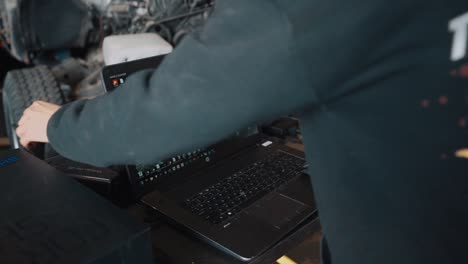 Hombre-Preparando-Una-Computadora-Portátil-Para-Escanear-En-3d-Un-Mazda-Rx7