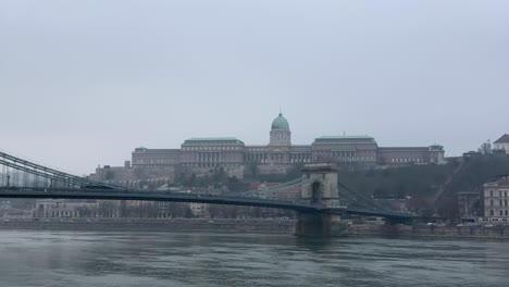 Puente-De-Las-Cadenas-Con-El-Fondo-Del-Castillo-De-Budapest-En-Un-Día-Lluvioso