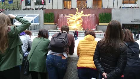 Turista-POV-Bajando-Las-Escaleras-Al-Lado-De-La-Pista-En-El-Rockefeller-Center