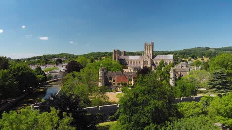 Vista-Aérea-De-La-Catedral-De-Pozos-Y-El-Foso-En-El-Palacio-De-Los-Obispos,-Somerset