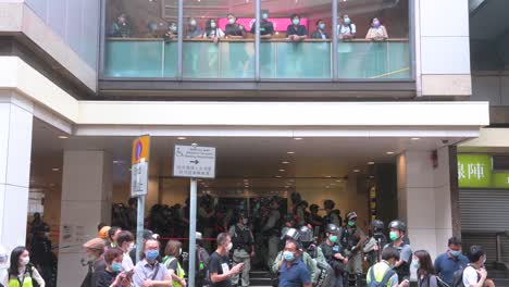 Se-Ve-A-Los-Viajeros-Y-Manifestantes-Mirando-Los-Movimientos-Policiales-Cerca-Del-Edificio-Del-Consejo-Legislativo-En-Hong-Kong