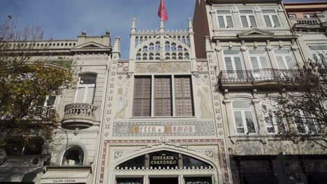 La-Mundialmente-Famosa-Librería-Livraria-Lello-E-Irma-En-Porto-Portugal,-De-Mano