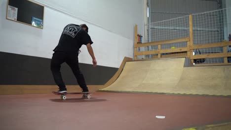 Männlicher-Skater-Macht-360-Flip-Auf-Skateboard