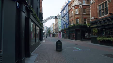 Bloqueo-En-Londres,-Gimbal-Pan-Revela-La-Desierta-Carnaby-Street,-Soho,-Con-Pub-Cerrado-Y-Tiendas-Cerradas,-Durante-La-Pandemia-De-Covid-19-2020