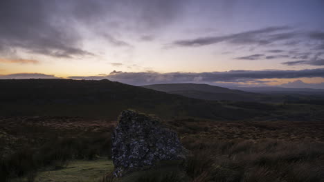 Zeitraffer-Der-Ländlichen-Und-Abgelegenen-Landschaft-Aus-Gras,-Bäumen-Und-Felsen-Während-Des-Tages-In-Den-Hügeln-Von-Carrowkeel-In-Der-Grafschaft-Sligo,-Irland