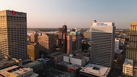 Volando-Alrededor-Del-Horizonte-Del-Centro-De-Memphis-Al-Atardecer-4k