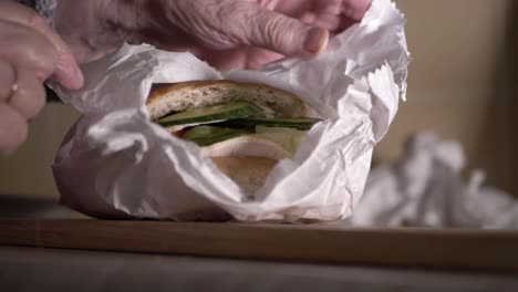 Ältere-Dame-öffnet-Frische-Tüte-Mit-Sandwich,-Mittlere-Aufnahme
