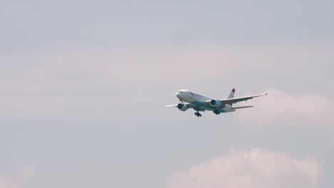 Austrian-Airlines-Boeing-777-2z9-Oe-lpb-Acercándose-Antes-De-Aterrizar-En-El-Aeropuerto-De-Suvarnabhumi-En-Bangkok-En-Tailandia