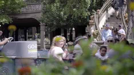 Eine-Rack-Focus-Aufnahme-Zeigt-Touristen,-Die-Auf-Einer-Bootstour-über-Den-Berühmten-San-Antonio-Riverwalk-In-Texas-Fahren