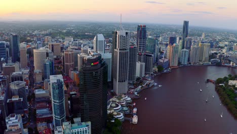 Modernos-Edificios-De-Gran-Altura-En-El-Distrito-Central-De-Negocios-De-Brisbane-Frente-Al-Río-Brisbane-En-Queensland,-Australia-Al-Atardecer