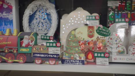 Künstlerische-Weihnachtskarten-In-Verschiedenen-Designs,-Ausgestellt-Vor-Der-Weihnachtszeit-In-Tokio,-Japan-–-Nahaufnahme,-Slider-Aufnahme