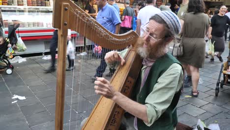 Viejo-Judío-Toca-El-Arpa,-Canta-En-El-Concurrido-Mercado-De-Jerusalén,-Actuación-Callejera