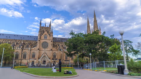 Tiro-De-Hiperlapso-De-La-Iglesia-De-La-Catedral-De-St-Marys-En-Sydney-Durante-El-Día-Nublado-De-Verano-Con-Cielo-Azul
