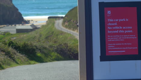 Schild-„Geschlossener-Parkplatz“-Am-Strand-Mit-Meer-Im-Hintergrund,-Nahaufnahme