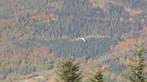 Paraglider-flying-over-a-stunning-Autumn-Landscape-at-the-Teufelsmühle-in-the-Black-Forest,-Germany