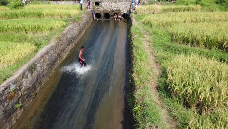 Indonesische-Jugendliche-Beim-Wasserskifahren-In-Seichten-Flüssen